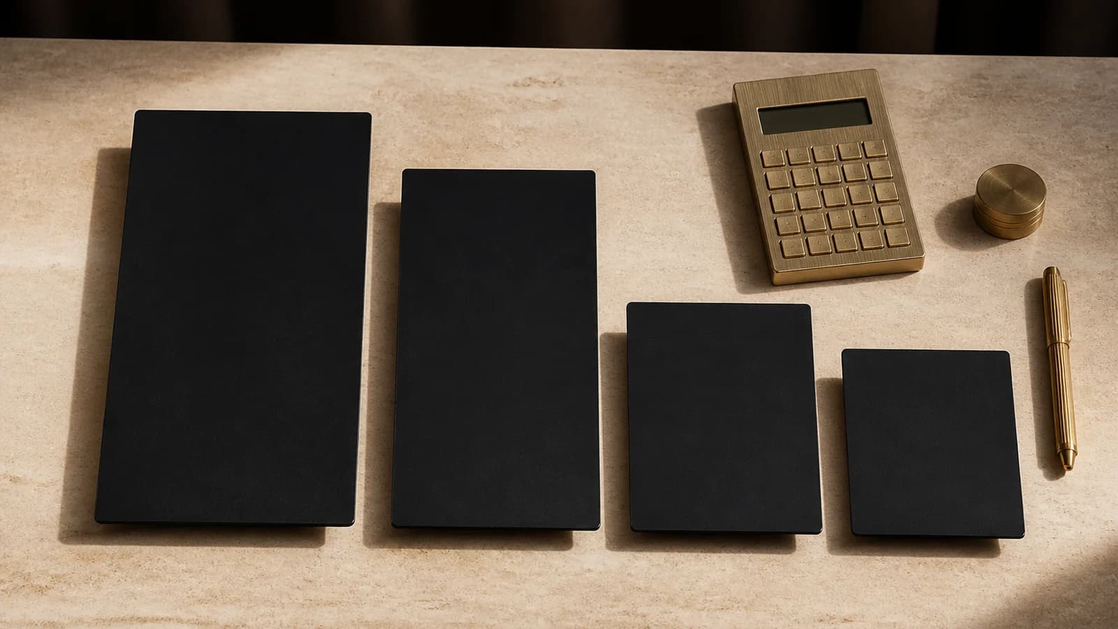 Cartes noires vierges pour les formules de coaching avec calculatrice en laiton et stylo